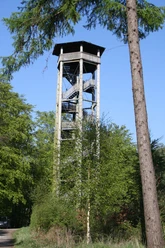 Aussichtsturm Ottoshöhe in den Meller Bergen Aussichtsturm aus Holz in einem Waldgebiet mit blauem Himmel im Hintergrund.
