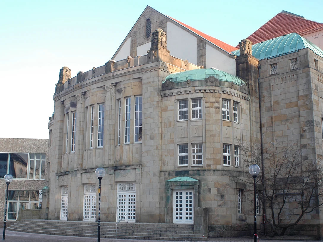 Theater Osnabrück TheaterOsnabrückTheaterOsnabrückHet Theater am Domhof in Osnabrück is een prachtig art nouveau gebouw en heeft een veelzijdig repertoireTeaterOsnabrück