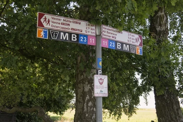 Wegweiser Wanderwege am Venner Aussichtsturm im Osnabrücker Land