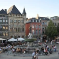 Marktplatz Belebter Marktplatz mit historischen Gebäuden und dem Karlsbrunnen im Zentrum.