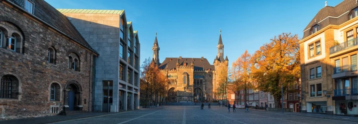 Katschhof Der lange Platz des Katschhofs in herbstlichen Licht mit Blick auf das Rathaus und drei Herbstbäumen rechts.