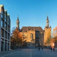 Katschhof Der lange Platz des Katschhofs in herbstlichen Licht mit Blick auf das Rathaus und drei Herbstbäumen rechts.