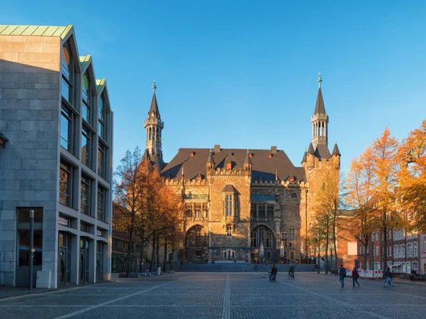 Katschhof Der lange Platz des Katschhofs in herbstlichen Licht mit Blick auf das Rathaus und drei Herbstbäumen rechts.