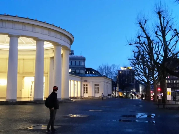 Von innen beleuchteter Elisenbrunnen bei Dunkelheit.