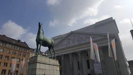 Pferdedenkmal Vor dem Theater Aachen steht die Statue eines Pferdes auf einem hohen Sockel.
