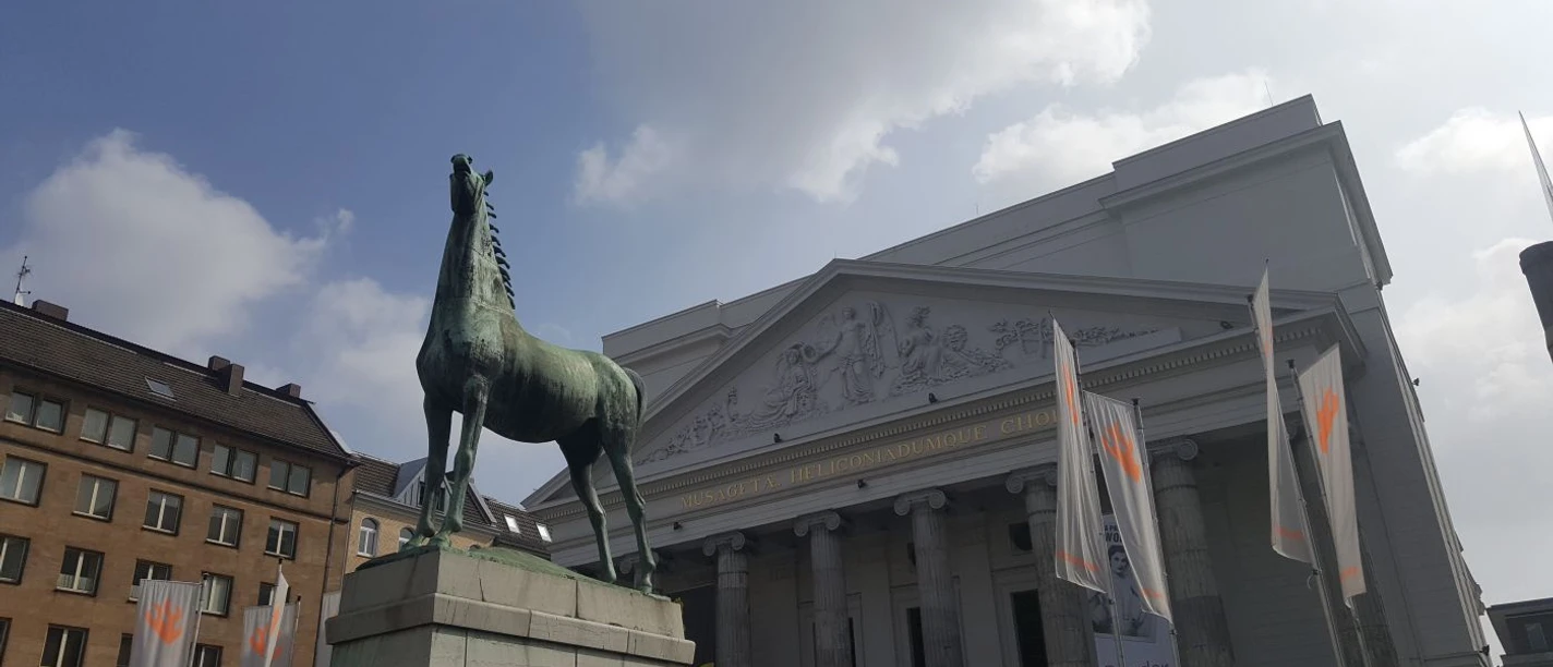 Pferdedenkmal Vor dem Theater Aachen steht die Statue eines Pferdes auf einem hohen Sockel.