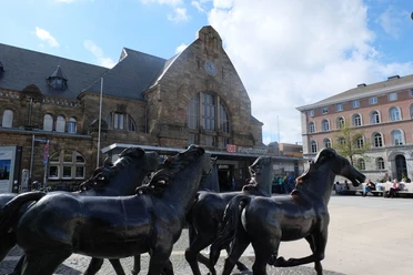 Pferdegruppe Vor dem historischen Gebäude des Aachener Hauptbahnhofes stehen vier Pferde aus Bronze auf dem Vorplatz.