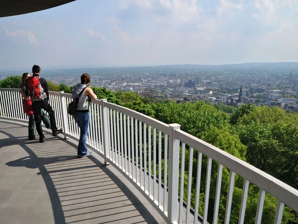 Lousberg Aussichtsplattform Aussichtsplattform mit weitem Blick über die Stadt und das Umland.