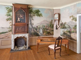 Couven Museum Ausstellungsraum im Couven Museum mit kunstvollem weißem Marmorkamin und Landschaftswandgemälden sowie einem antiken Cembalo auf Holzboden.