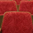 Theater 99/AKUT e.V. Theatersitze mit Holzrahmen und rotem Samtbezug.