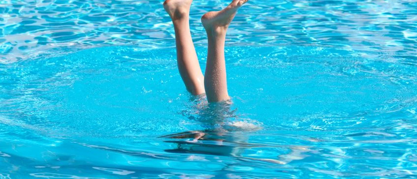 Freibad Hangeweiher Zwei Füße schauen aus einem Schwimmbecken heraus.