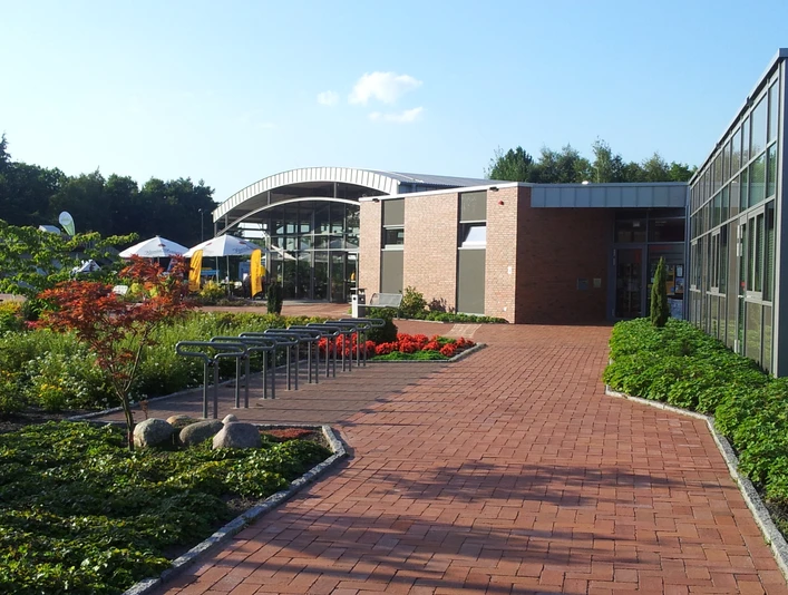 Blumenreich / Tourist-Info Eingang, Weg zur Tourist Information/ BlumenhalleEntrance, path to the Tourist Information / Flower HallIndgang, sti til turistinformation/blomsterhalIngang, pad naar de Tourist Information / Bloemenhal