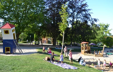 Familienpark in Bad Essen Kinderen spelen in het familiepark in Bad Essen tijdens hun vakantie in het Osnabrücker Land met het hele gezin