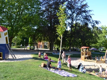 Familienpark in Bad Essen Kinderen spelen in het familiepark in Bad Essen tijdens hun vakantie in het Osnabrücker Land met het hele gezin