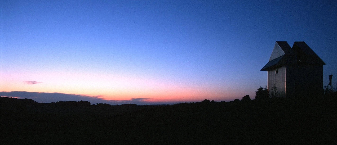 EXPO-Sternwarte Lonely mill in the evening light in front of an impressive sunset sky.
