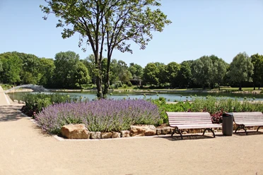 Erlebnis-Kurpark Bad Laer Het moderne kuurpark in kuuroord Bad Laer in het Osnabrücker Land met de Glockensee en bloemen
