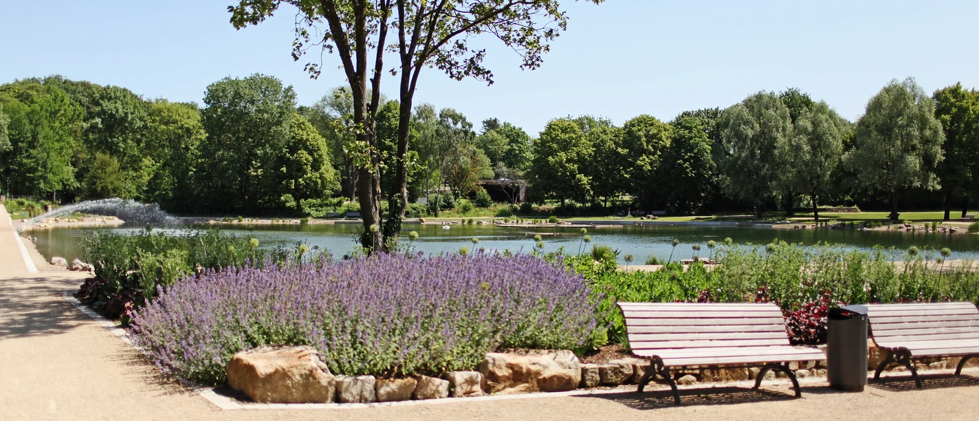 Erlebnis-Kurpark Bad Laer Het moderne kuurpark in kuuroord Bad Laer in het Osnabrücker Land met de Glockensee en bloemen