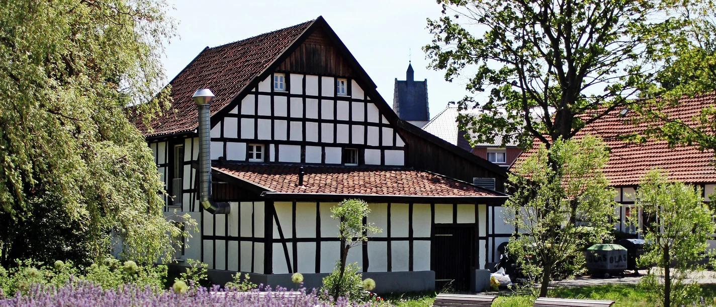 Mühle am Glockensee Het vakwerkgebouw met de historische watermolen aan de Glockensee in het kuurpark van Bad Laer
