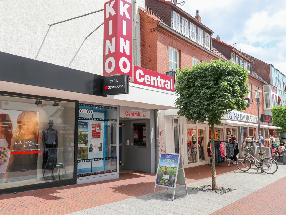 Centralkino Lingen Eingang des Centralkino Lingen in einer Einkaufsstraße mit Geschäften, Plakatständer und Fahrrädern.
