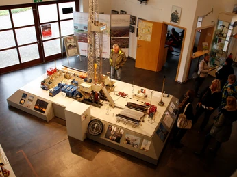 erd-l-erdgas-museum-twist-birgit-janknecht-6-web Ausstellungsraum mit Besuchergruppe und Modell einer Erdöl-Bohranlage im Erdöl-Erdgas-Museum Twist