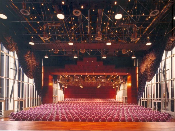 Forum_Alte_Werft_-_Papenburg_-_Blick_von_der_Buehne_in_die_Stadthalle.jpg Blick von der Bühne über rote Sitzreihen in die moderne, lichtdurchflutete Stadthalle Papenburgs