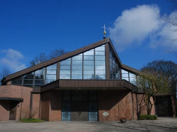 Heede Wallfahrtskirche Moderne Backsteinkirche mit markanter Dachform, großen Glasflächen und Kreuz auf dem Giebel.
