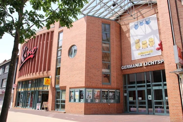Bakstenen gebouw met glazen entree en groot opschrift: Germania Lichtspiele Meppen