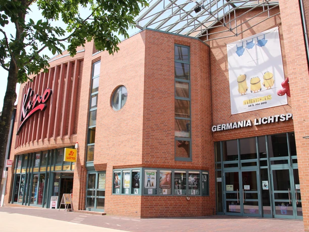 Bakstenen gebouw met glazen entree en groot opschrift: Germania Lichtspiele Meppen