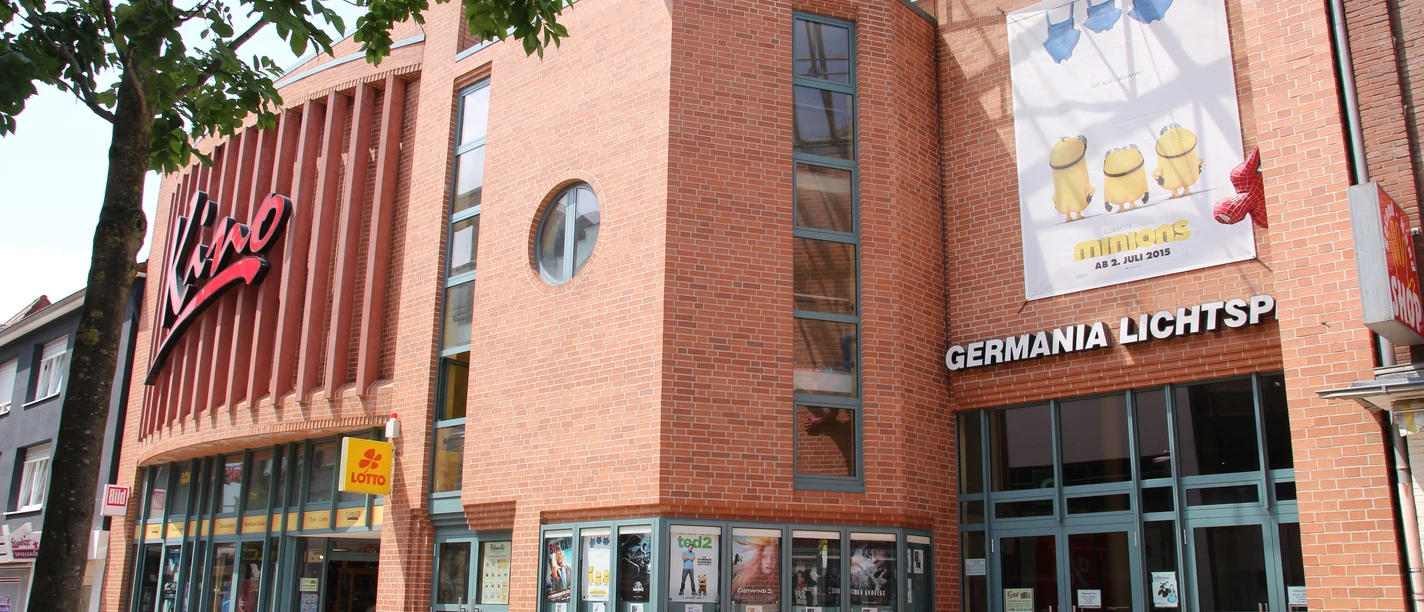 Germania Lichtspiele Meppen Backsteingebäude mit gläsernem Eingangsbereich und großem Schriftzug Germania Lichtspiele Meppen