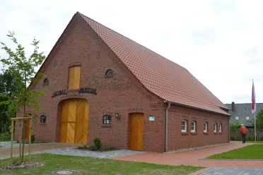 Heimatmuseum Esterwegen Backsteingebäude mit rotem Ziegeldach, holzverkleideten Türen und Schriftzug Heimatmuseum Esterwegen