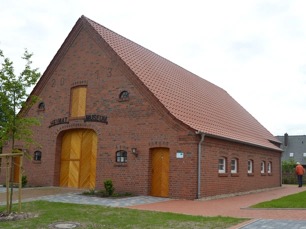 Heimatmuseum Esterwegen Backsteingebäude mit rotem Ziegeldach, holzverkleideten Türen und Schriftzug Heimatmuseum Esterwegen
