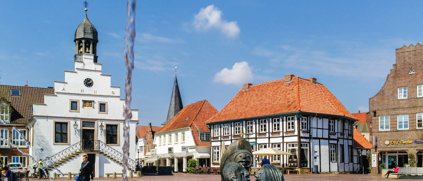 historisches-rathaus-und-alte-posthalterei-foto-helmut-kramer-16041443 Historisches Rathaus mit Uhrturm, Fachwerkhaus und Brunnenfiguren auf dem Marktplatz in Lingen.