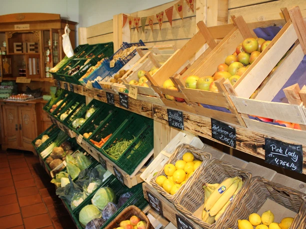 Kartoffelhof und Hofladen Anneken Holzregale mit frischem Obst und Gemüse in Körben und Kisten im Hofladen Anneken in Papenburg