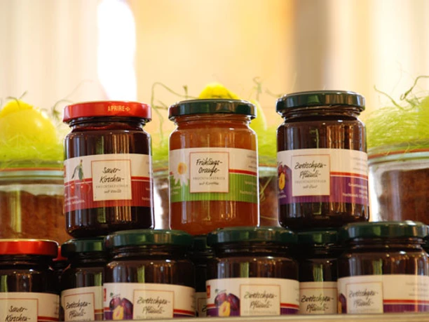 Kartoffelhof und Hofladen Anneken Gläser mit hausgemachter Marmelade in verschiedenen Sorten auf einem Verkaufstisch im Hofladen.