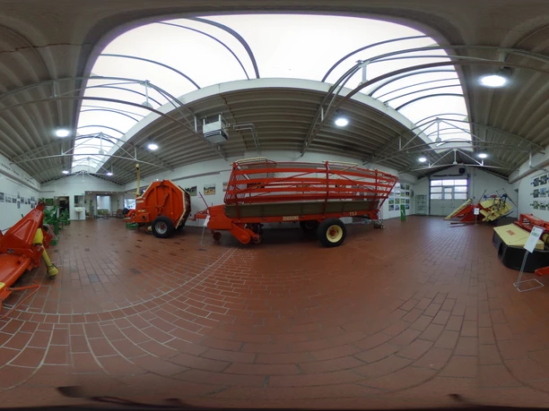 Krone Museum Innenraum des KRONE Museums mit historischen Landmaschinen und Ausstellung zur Agrartechnik.