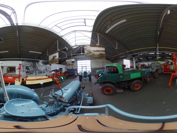 Krone Museum Ausstellungshalle mit historischen Landmaschinen, Traktoren und landwirtschaftlichen Geräten.