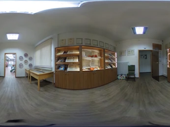 Krone Museum Innenraum des Krone Museums mit Holzvitrinen, Auszeichnungen und Ausstellungsstücken zur Firmengeschichte.