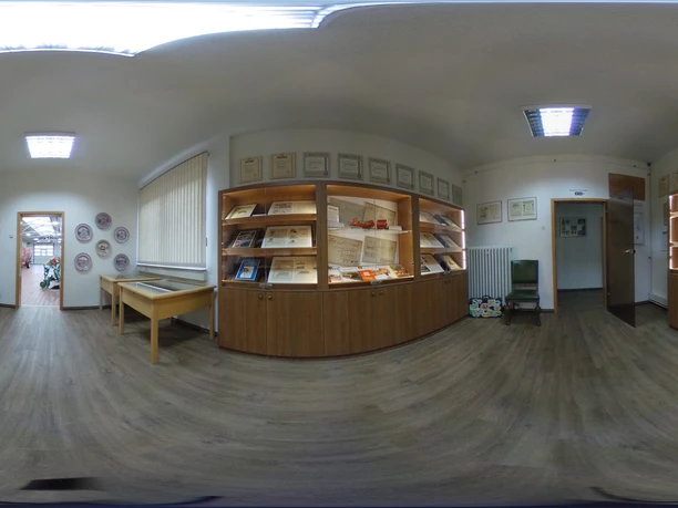 Krone Museum Innenraum des Krone Museums mit Holzvitrinen, Auszeichnungen und Ausstellungsstücken zur Firmengeschichte.