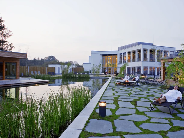 Linus Lingen Wasserwelten Moderne Wellnessanlage mit Naturteich, Holzterrassen und entspannenden Liegeplätzen im Freien
