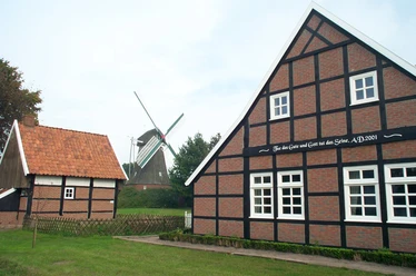 Mersmühle (mit Mühlenmuseum Haren) Historische Windmühle mit umliegenden Fachwerkgebäuden des Mühlenmuseums in Haren im Grünen