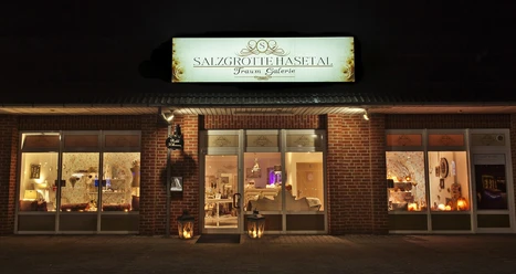 Salzgrotte Hasetal Eingangsbereich der Salzgrotte Hasetal mit beleuchteter Fassade, warmem Licht und Dekoration.
