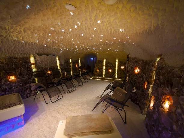 Salzgrotte Hasetal Beleuchteter Entspannungsraum mit Salzsteinen, Liegestühlen und sanftem Licht in warmer Atmosphäre