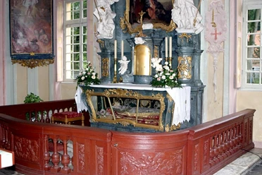 Schlosskapelle und Kapuzinerkloster Clemenswerth Barocker Altar der Schlosskapelle Clemenswerth mit Goldverzierungen, Kerzen und Blumenschmuck.