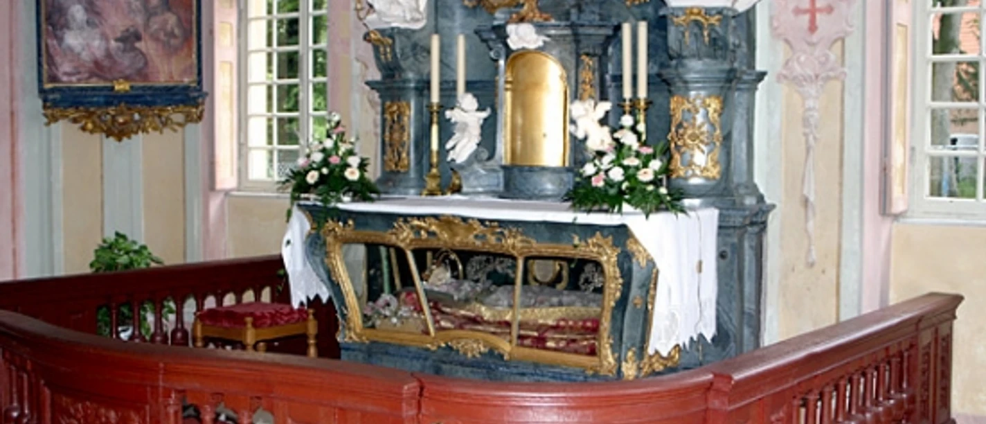 Schlosskapelle und Kapuzinerkloster Clemenswerth Barocker Altar der Schlosskapelle Clemenswerth mit Goldverzierungen, Kerzen und Blumenschmuck.