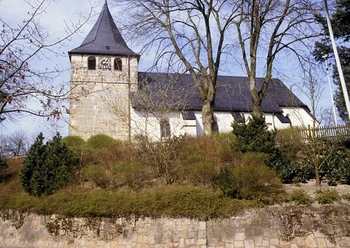 St.-Vitus-Kirche in Bokeloh Historische St.-Vitus-Kirche in Bokeloh mit Bruchsteinturm und Schieferdach zwischen alten Bäumen