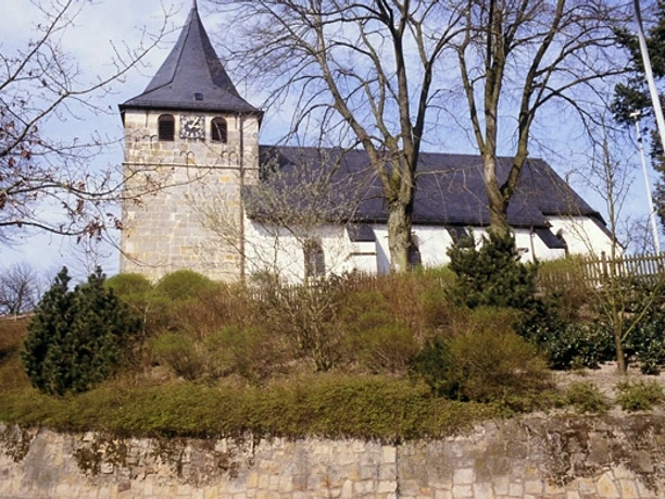 St.-Vitus-Kirche in Bokeloh Historische St.-Vitus-Kirche in Bokeloh mit Bruchsteinturm und Schieferdach zwischen alten Bäumen