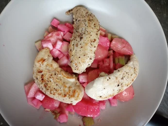 Hähnchenbrustfilets auf einem Bett aus Roter Bete und Apfelwürfeln, leicht gewürzt.