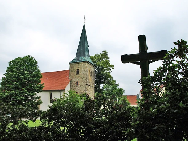 Die romanische St. Dionysiuskirche