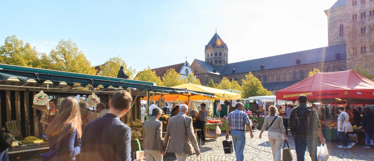Wochenmarkt Domhof Verschillende kraampjes op de weekmarkt in Osnabrück met daarachter de herfstige bomen