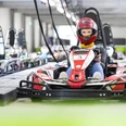 E-Kartbahn Nettedrom In de Nettedrom in Osnabrück kan je e-kartenFahrer in rotem Helm lenkt ein go-kartähnliches E-Fahrzeug auf der E-Kartbahn Nettedrom.